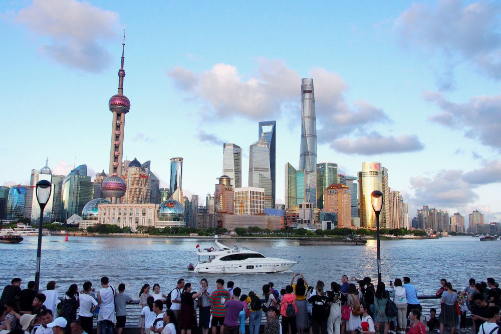 游客在上海外滩欣赏浦东陆家嘴景色（2019年8月2日摄）。