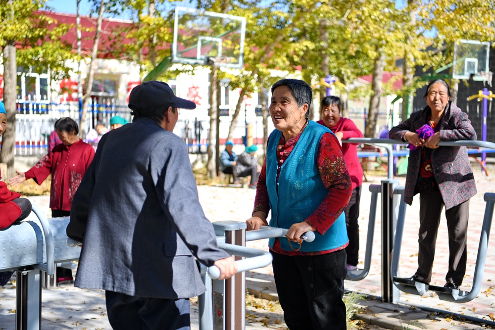 居住在河北省康保县土城子镇互助幸福院的老人们在院子里休闲（2023年10月14日摄）。