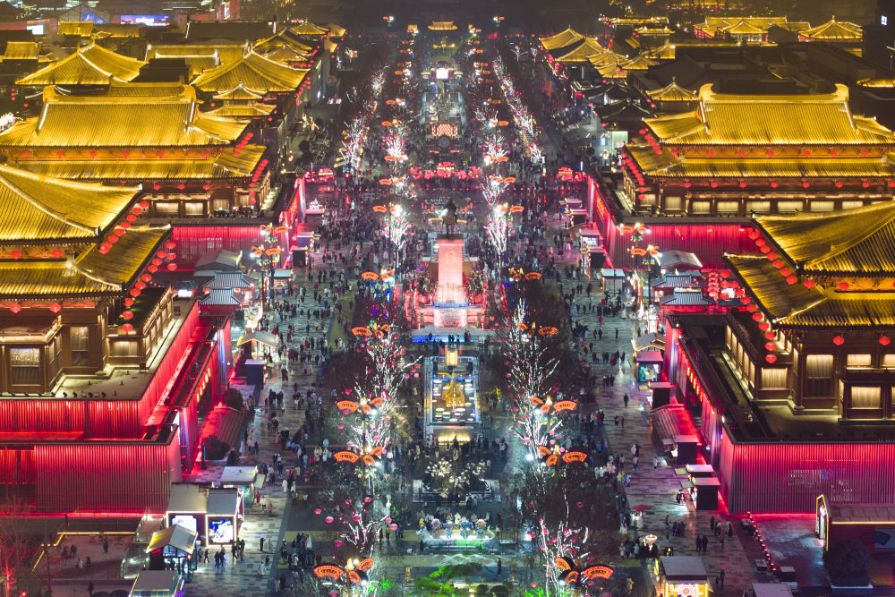 2024年2月2日拍摄的西安大唐不夜城景色（无人机照片）。