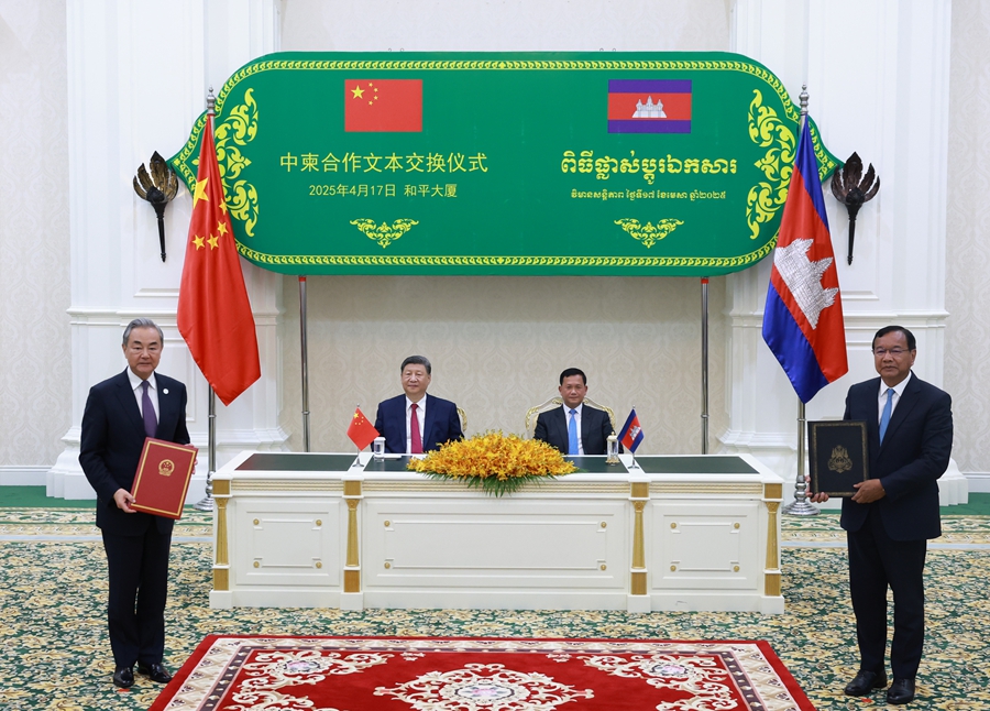 4月17日晚，国家主席习近平同柬埔寨首相洪玛奈在金边和平大厦举行会谈。这是会谈后，两国领导人共同见证中柬双方交换双边合作文本。