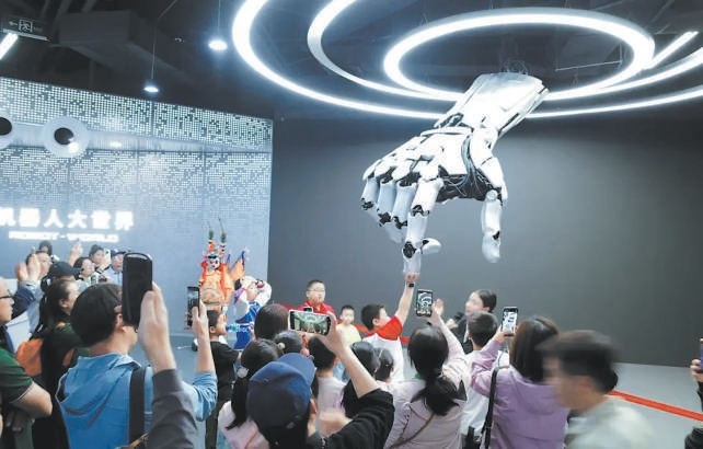 　机器人大世界将在重要节假日开放