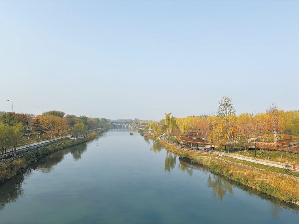 清河两岸综合整治提升后，形成一个全新的滨水公园。